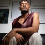 "Kölner Paar-Porträts: Fotografie eines glücklichen Paares während eines entspannten Nachmittags in einem der charmanten Cafés von Köln, die die entspannte und liebevolle Atmosphäre ihrer Beziehung perfekt einfangen.