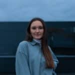 "Kölner Paar-Porträts: Fotografie eines glücklichen Paares während eines entspannten Nachmittags in einem der charmanten Cafés von Köln, die die entspannte und liebevolle Atmosphäre ihrer Beziehung perfekt einfangen.