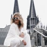 Paar-Fotografie in Köln: Ein junges Paar lacht und tanzt in einem der lebendigen Parks Kölns, perfekt eingefangen in lebhaften und authentischen Bildern von einem erfahrenen Kölner Fotografen