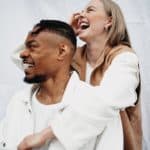 Romantisches Fotoshooting in Köln: Zwei Verliebte spazieren Hand in Hand entlang des Rheinufers, eingefangen von einem Kölner Fotografen, der sich auf emotionale Pärchenfotografie spezialisiert hat.