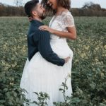 Pärchen-Shooting in Köln: Verliebtes Paar genießt gemeinsame Momente während eines professionellen Fotoshootings in der malerischen Kölner Altstadt, ideal für Paare, die ihre Beziehung in natürlicher Umgebung festhalten möchten