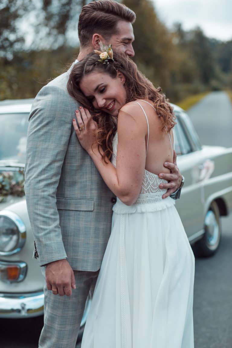 Ein inniger Moment eines Ehepaars, das sich während ihres Hochzeitsshootings mit LET IT CLICK liebevoll umarmt, ein Bild voller Zärtlichkeit und Freude am Tag ihrer Hochzeit.