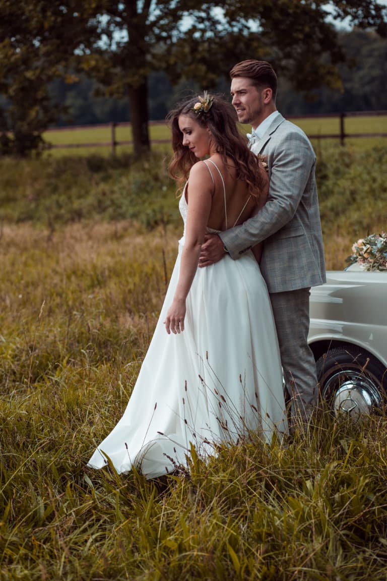 Brautpaar posiert während Brautpaarshooting.