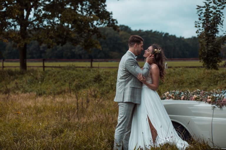 Braut posiert während Ihrem Hochzeitsshooting vor der Kamera. LET IT CLICK
