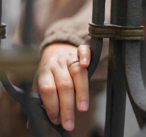 Versteckter Fotograf für heimliches Fotoshooting in Köln beim Heiratsantrag