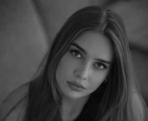 Mädchen in nachdenklicher Pose während eines Fotoshootings.