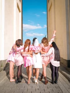 Professionelle JGA Fotografie in Berlin - Freundinnen in eleganter Kleidung