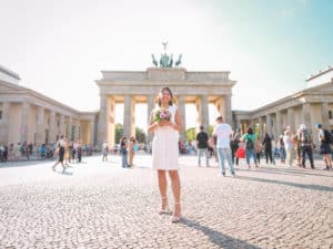 Braut mit Blumenstrauß vor dem Brandenburger Tor