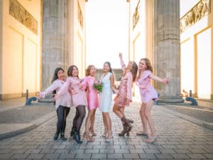 Freundinnen in pink und weiß, LET IT CLICK Fotografie
