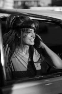 Ein spontaner Moment der Freude, eingefangen bei einem LET IT CLICK Porträt-Shooting.