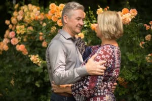 Lächelndes Ehepaar aufgenommen während Familienshooting mit LET IT CLICK.