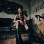 Portrait einer jungen Frau, die lächelnd vor der charakteristischen Kulisse des Kölner Doms steht, wobei das sanfte Licht ihre Gesichtszüge hervorhebt