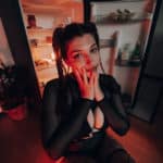 Stimmungsvolles Foto einer Frau in einem Café in der Kölner Altstadt, eingefangen in einem Moment der Entspannung, mit einem Hauch von urbanem Flair.