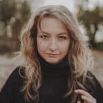 Lebendiges Foto einer Frau, die durch die bunten Straßen von Köln schlendert, ihre Freude und das lebendige Stadtleben einfangend.