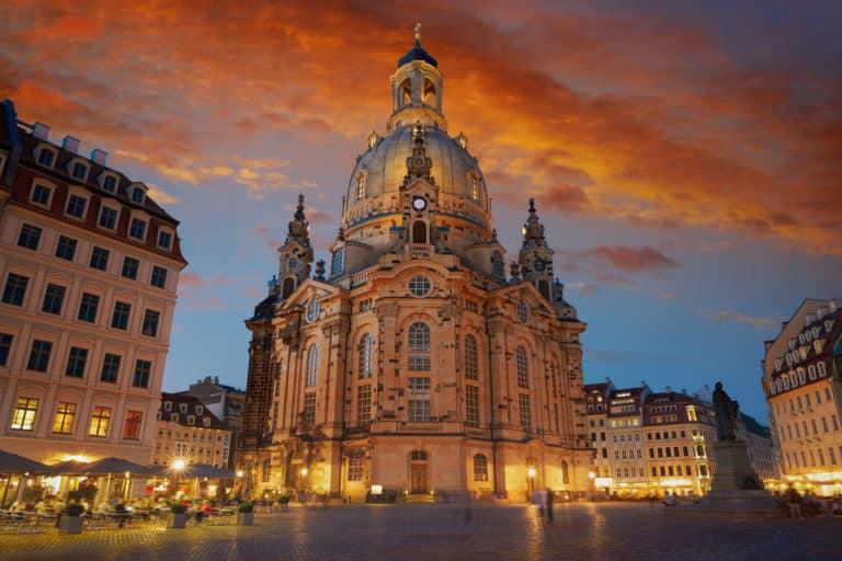 Hochzeitspaar vor der majestätischen Frauenkirche in Dresden, perfekt beleuchtet von LET IT CLICK Fotografen