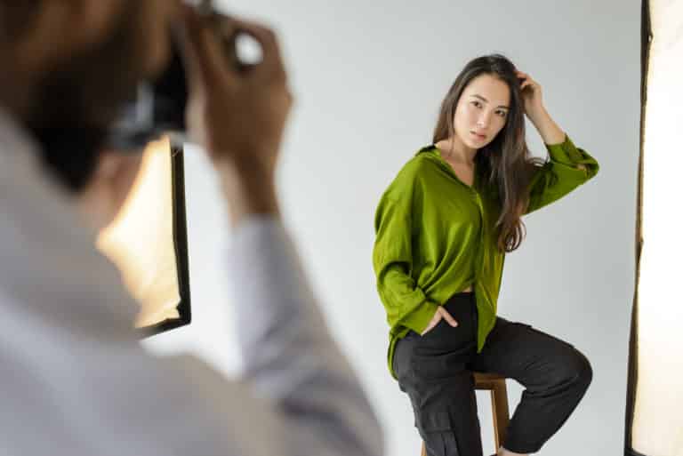 Entdecke, wie ein Fotoshooting für Frauen bei LET IT CLICK Empowerment und Selbstvertrauen fördert.