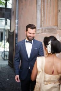 Ein frisch verheiratetes Paar posiert in der Stadt Köln, strahlend vor Glück und lächelnd, während des Hochzeit-Fotoshootings..