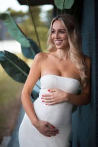 Glückliche zukünftige Mutter bei LET IT CLICK Babybauch Shooting.