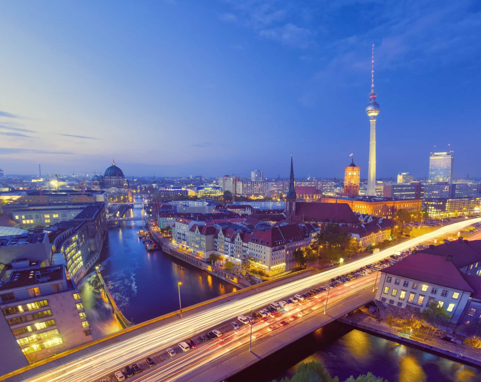 Nachtaufnahme von Berlin mit Blick auf den Alexanderplatz und den Fluss.