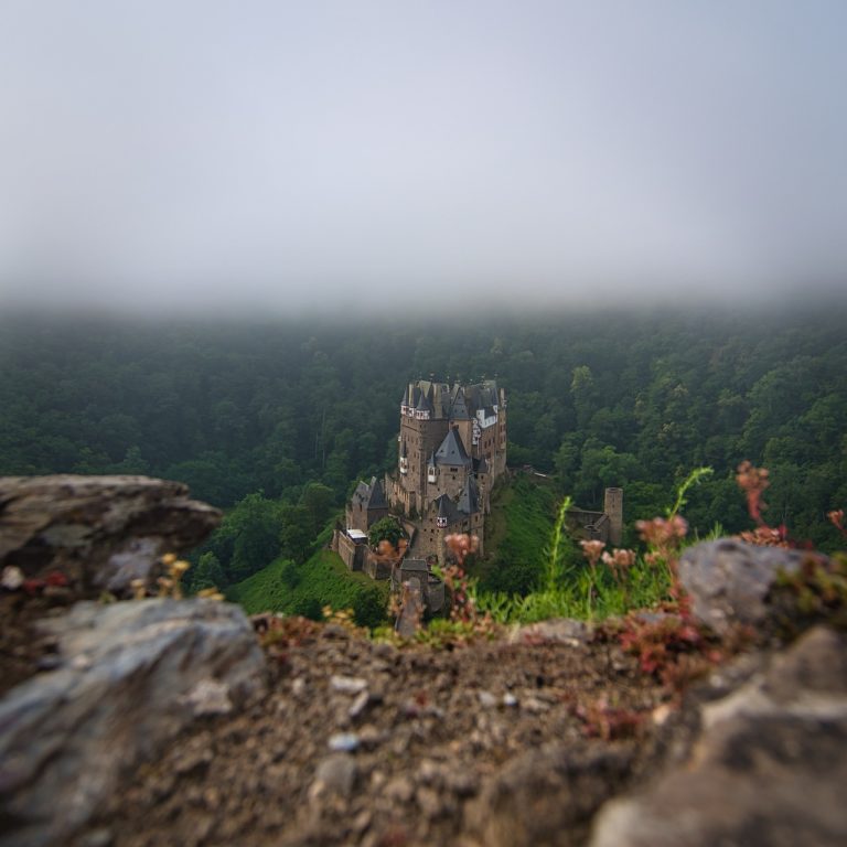 Burg Eltz, malerisch eingebettet in einem grünen Tal, besticht durch ihre mittelalterliche Architektur und unberührte Natur – ein perfektes Motiv für Fotografen und Geschichtsfans.