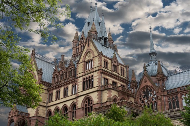 Die prächtige Drachenburg erhebt sich auf dem Drachenfels bei Königswinter, umgeben von dichter Natur. Mit ihrer imposanten Architektur und traumhaften Aussicht auf das Rheintal bietet sie eine märchenhafte Kulisse für jedes Fotoshooting.