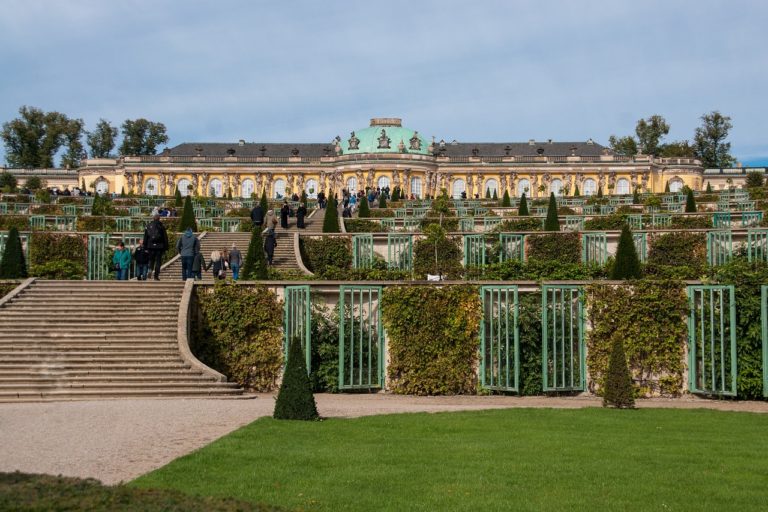 Das prunkvolle Schloss Sanssouci in Potsdam, umgeben von weitläufigen Gärten und Terrassen, steht als Symbol für preußische Eleganz und barocke Architektur. Ein perfekter Ort für Fotoshootings in einer königlichen Atmosphäre.