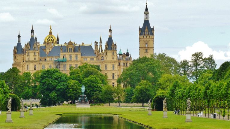 Das märchenhafte Schloss Schwerin, umgeben von Wasser und idyllischen Gärten, strahlt majestätisch auf einer Insel im Schweriner See – ein Highlight für Fotografen und Geschichtsliebhaber.