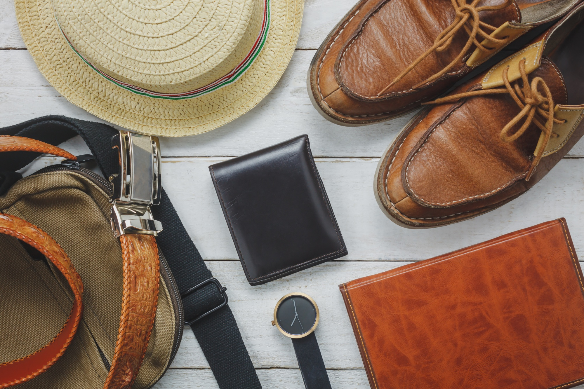 Eine Auswahl stilvoller Accessoires: Hut, Schuhe, Gürtel, Uhr und Portemonnaie, die deinem Fotoshooting eine persönliche und elegante Note verleihen.