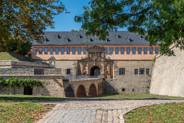 Die Zitadelle Petersberg ist nicht nur ein beeindruckender historischer Ort , sondern auch einer der besten Fotospots Erfurts.