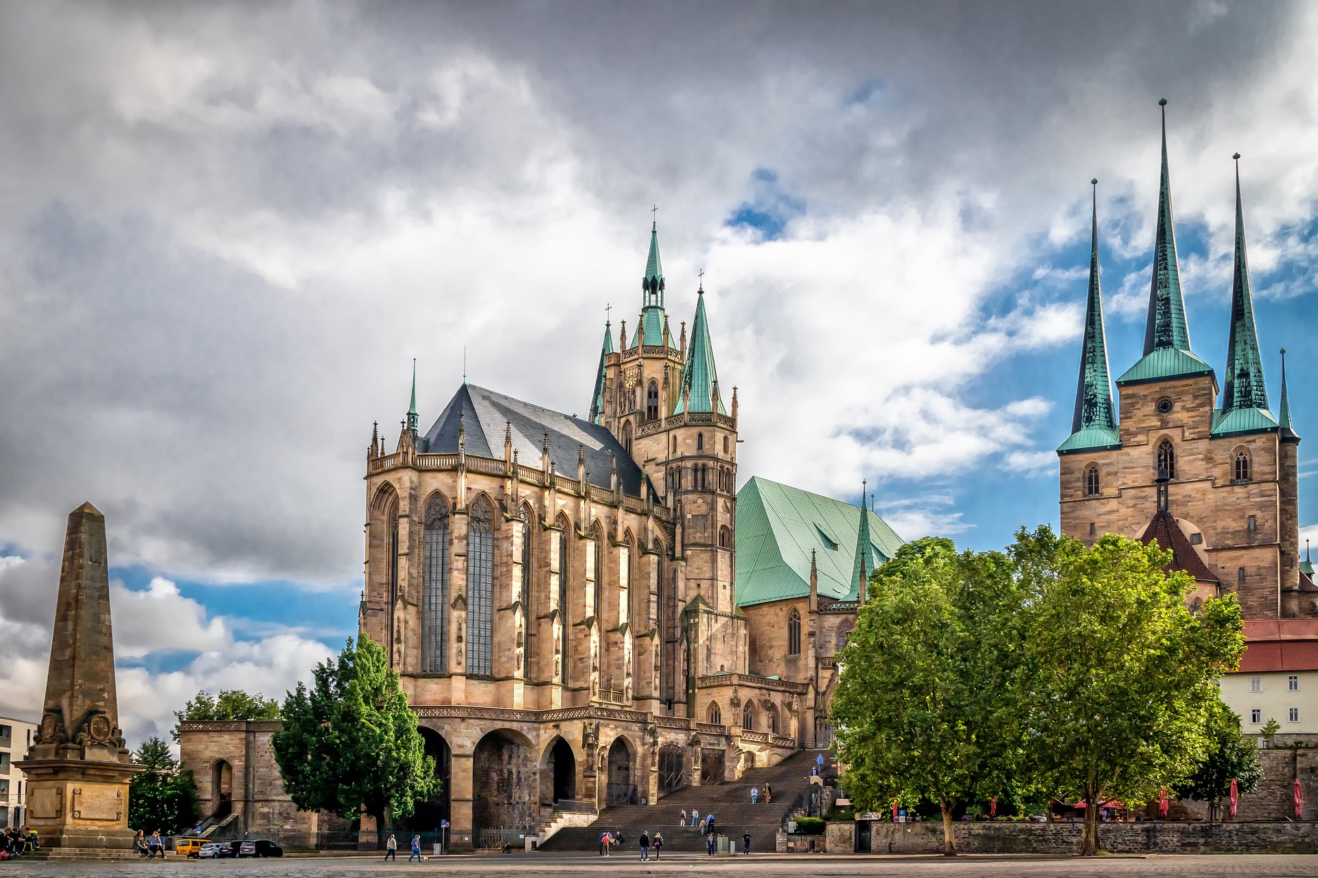 Der majestätische Erfurter Domplatz mit dem imposanten Dom und Severikirche, ein beliebter Fotospot in Erfurts historischer Mitte.