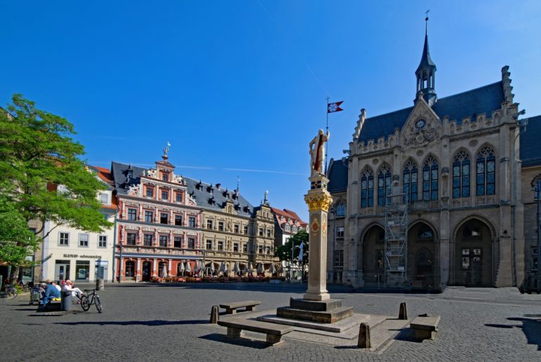 Der Fischmarkt in Erfurt mit dem beeindruckenden Rathaus und den bunten Häuserfassaden ist einer der schönsten Fotospots der Stadt.