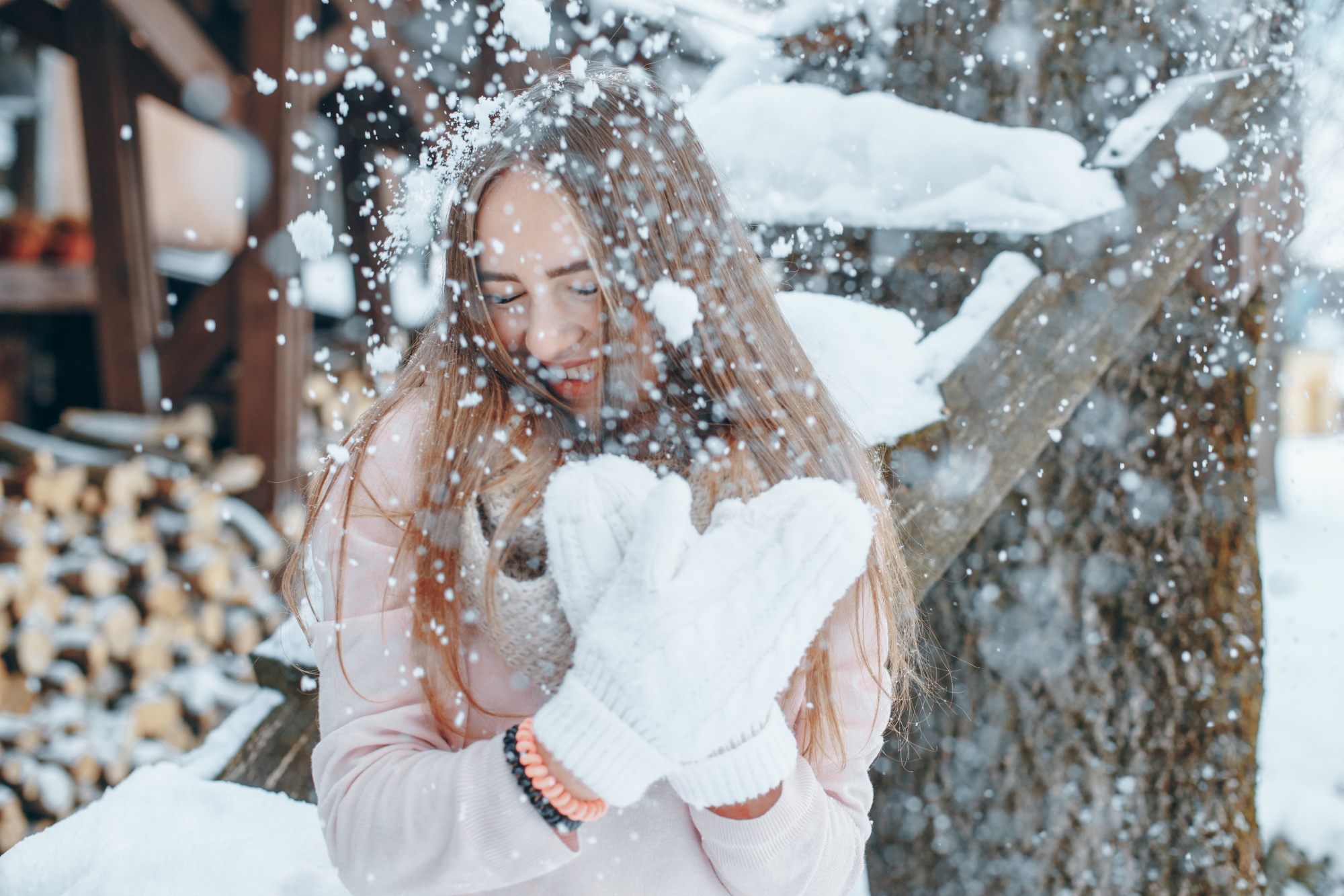 Ein einzigartiges Fotoshooting im Schnee mit einem fröhlichen Moment voller Schneeflocken. Winterliche Magie und Freude perfekt eingefangen.