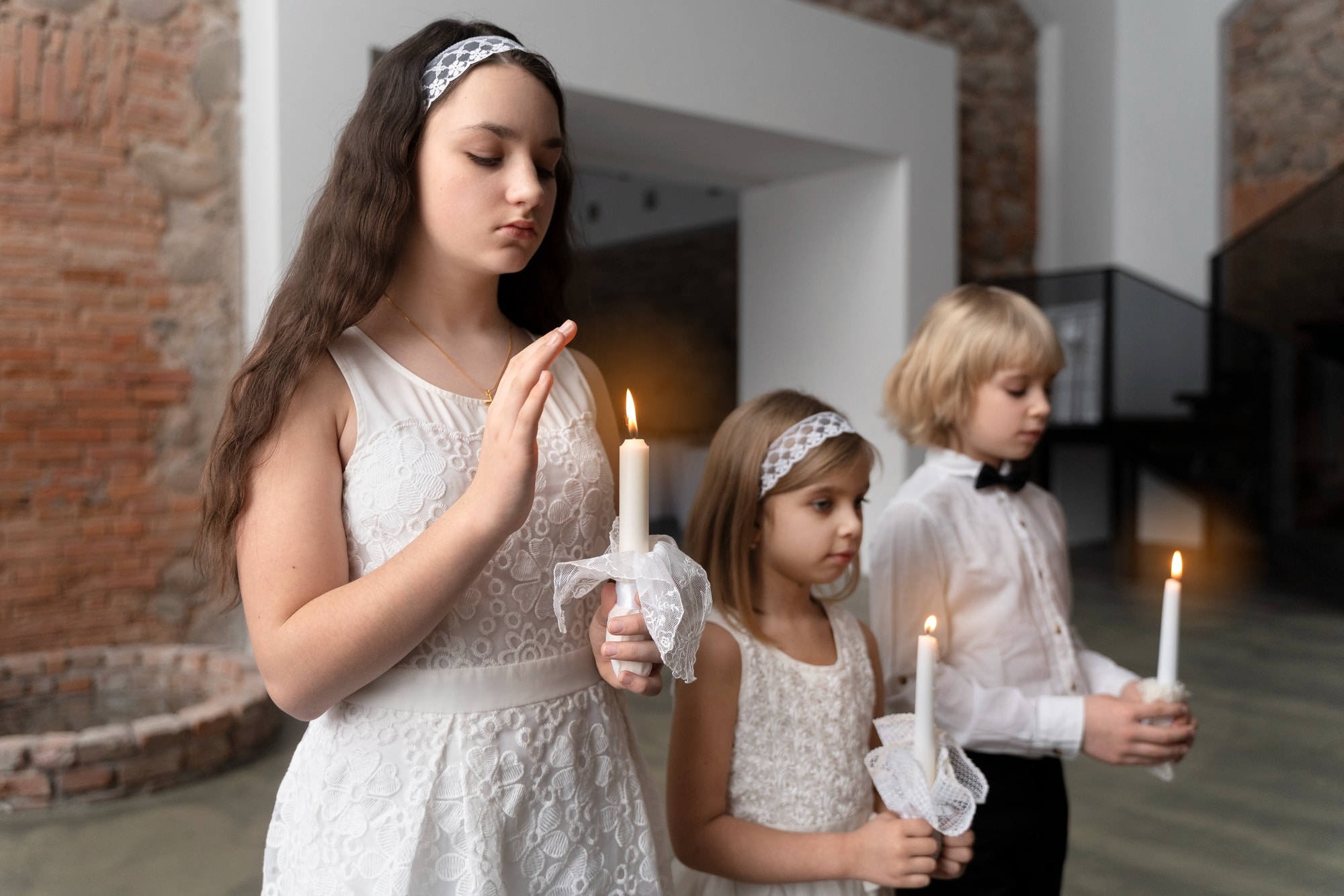 Ein ergreifender Moment während der Taufe: Kinder in feierlicher Kleidung mit brennenden Kerzen, die die Bedeutung dieses besonderen Tages symbolisieren.