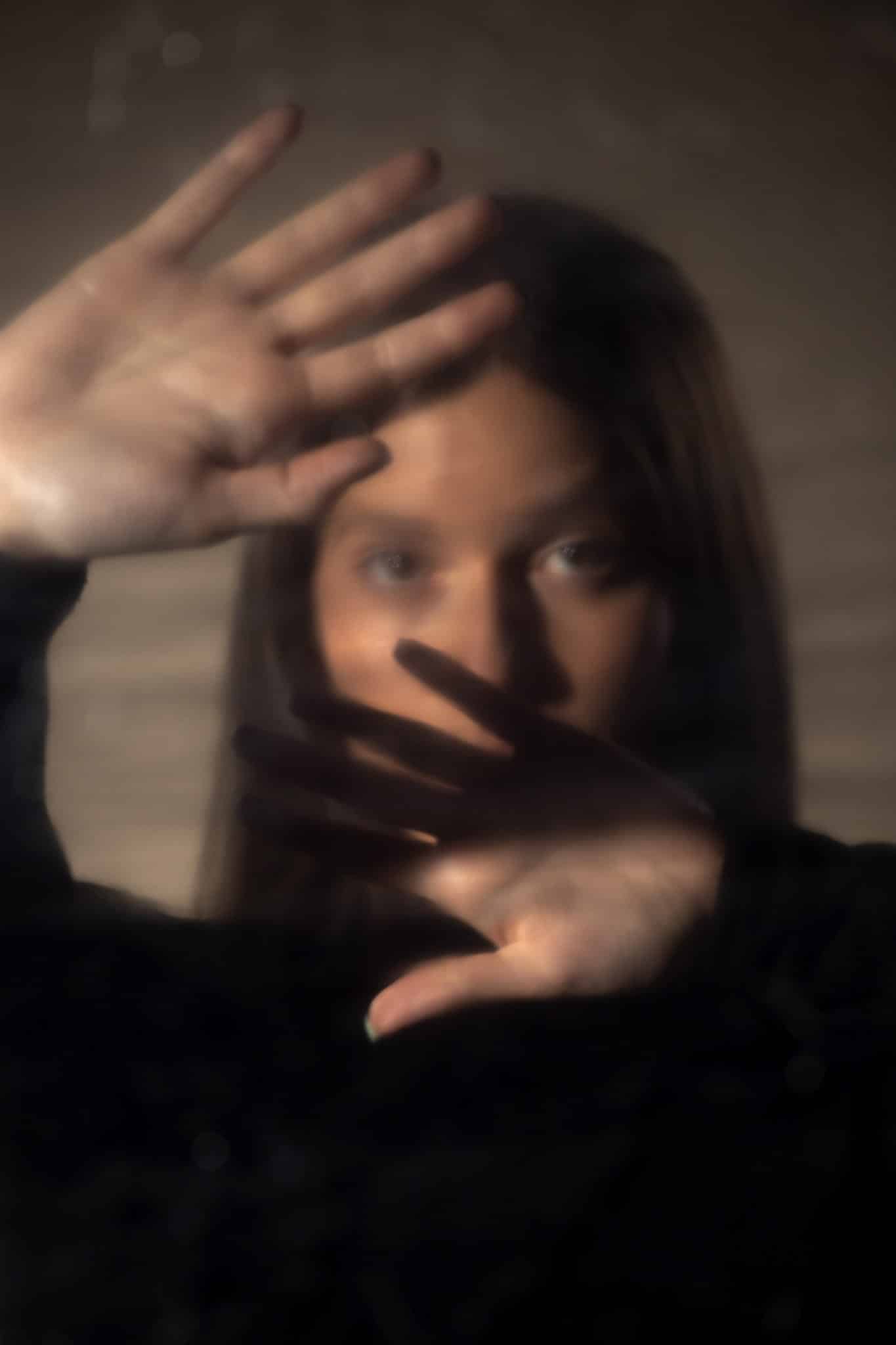 Mädchen mit ausgestreckten Händen
