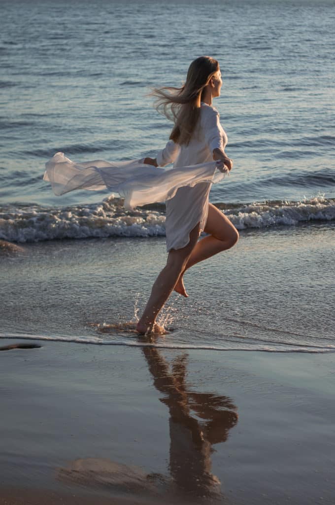 frau läuft am strand