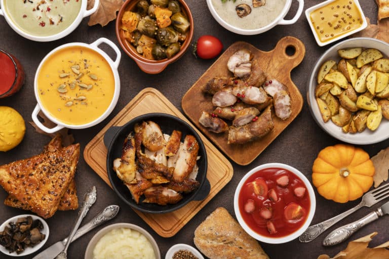 Sicht von oben auf einem Tisch voller Essen