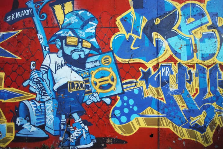 Straßenkunst Graffiti mit Musiker der eine Sprühdose in der hand hält, Text und Straßenlaterne als Motiv